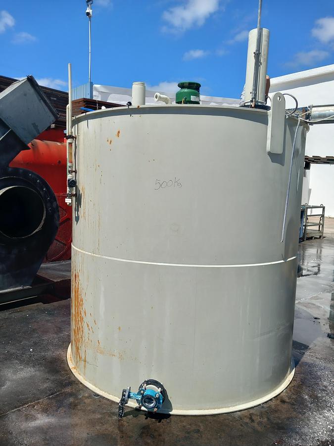 Used Deposito de plástico 6000 litros c/misturador