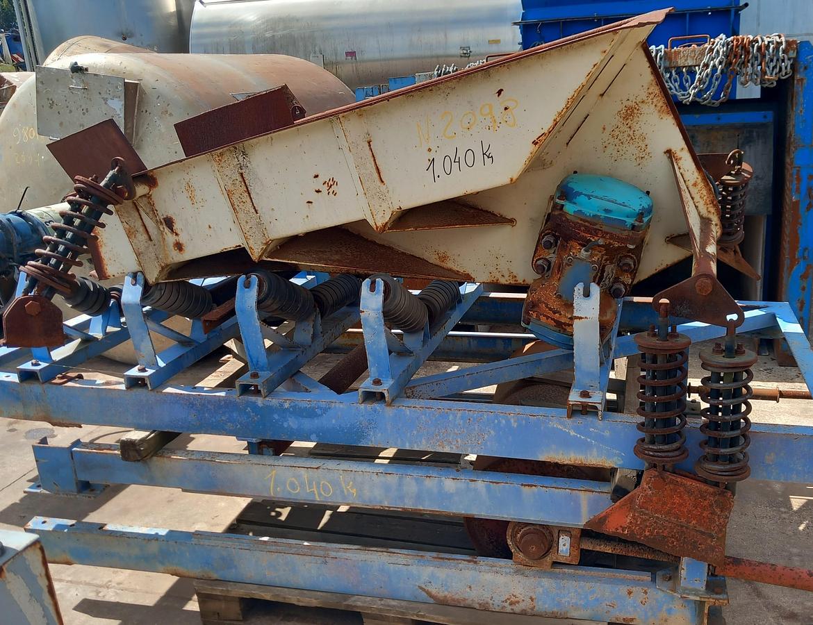 Used Mesa vibratória com tapete de saida