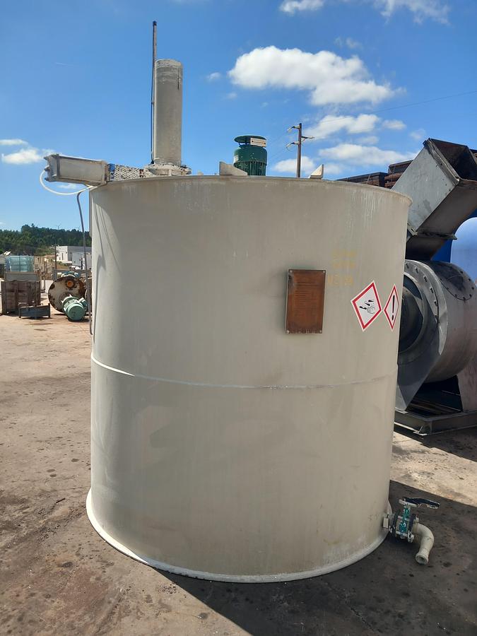 Used Deposito de plástico 6000 litros c/misturador
