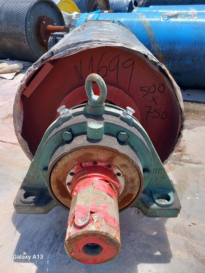 Used Tambor de acionamento com banda de rodagem ranhurada 500 x 750