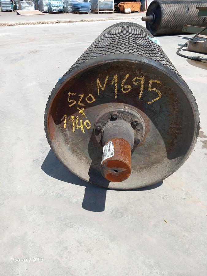 Used Tambor de acionamento com banda de rodagem ranhurada 520 x 1140