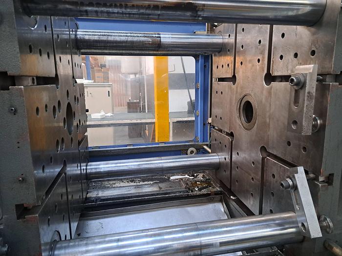 Used Máquina de injeção de 250 ton HAITIAN HTF250X com robot WITTMAN