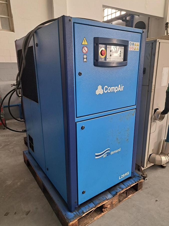 Used Compressor de parafuso rotativo CompAir L29RS + secador