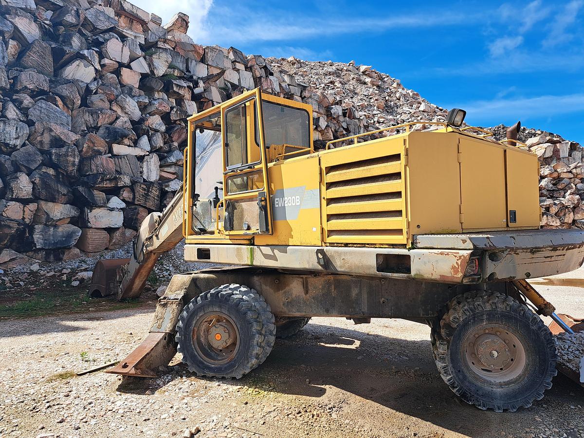 Used Escavadora de rodas VOLVO AKERMAN EW230B