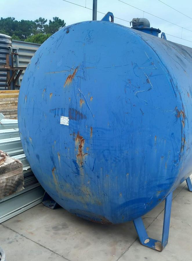 Used Depósito de combustível de 10 mil litros com bomba