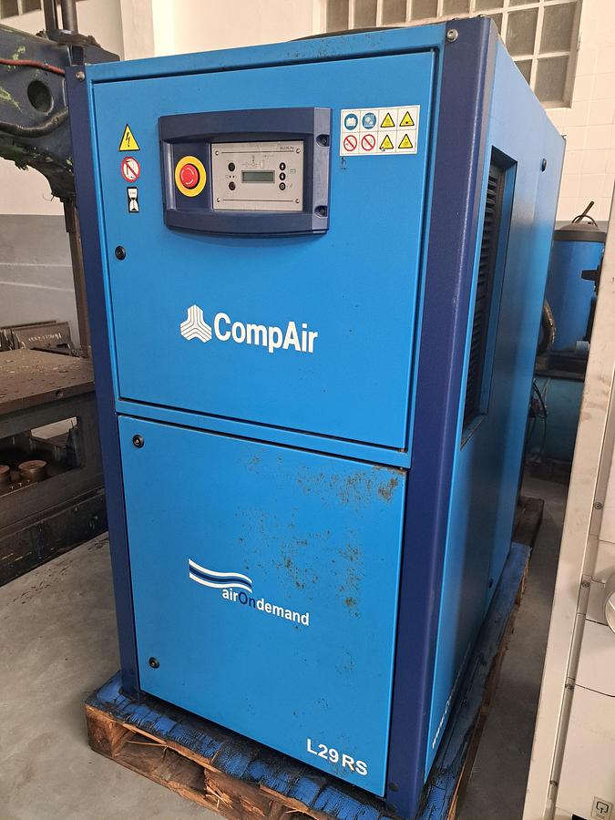 Used Compressor de parafuso rotativo CompAir L29RS + secador