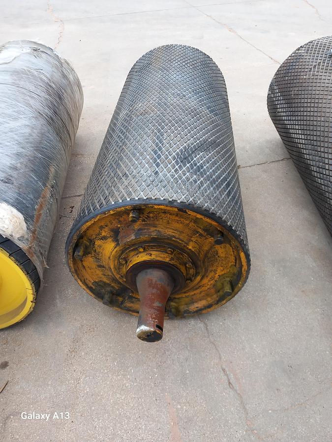 Used Tambor de acionamento com banda de rodagem ranhurada 630 x 1400
