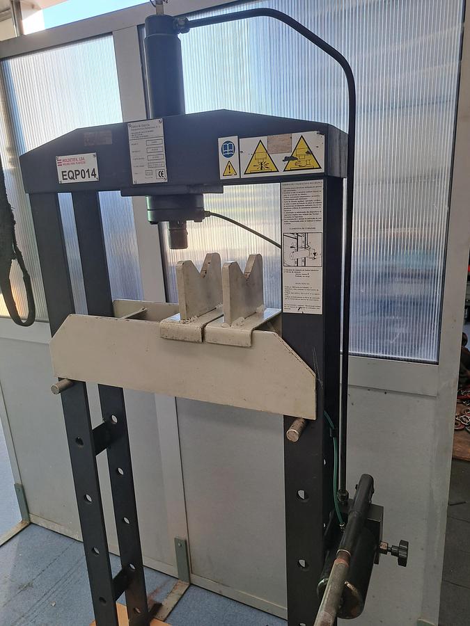 Used Prensa hidráulica de 15 ton