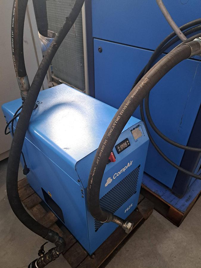 Used Compressor de parafuso rotativo CompAir L29RS + secador