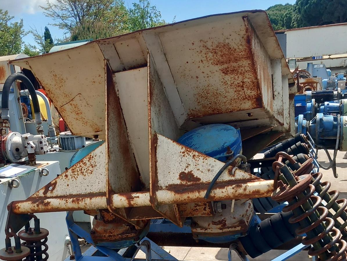 Used Mesa vibratória com tapete de saida