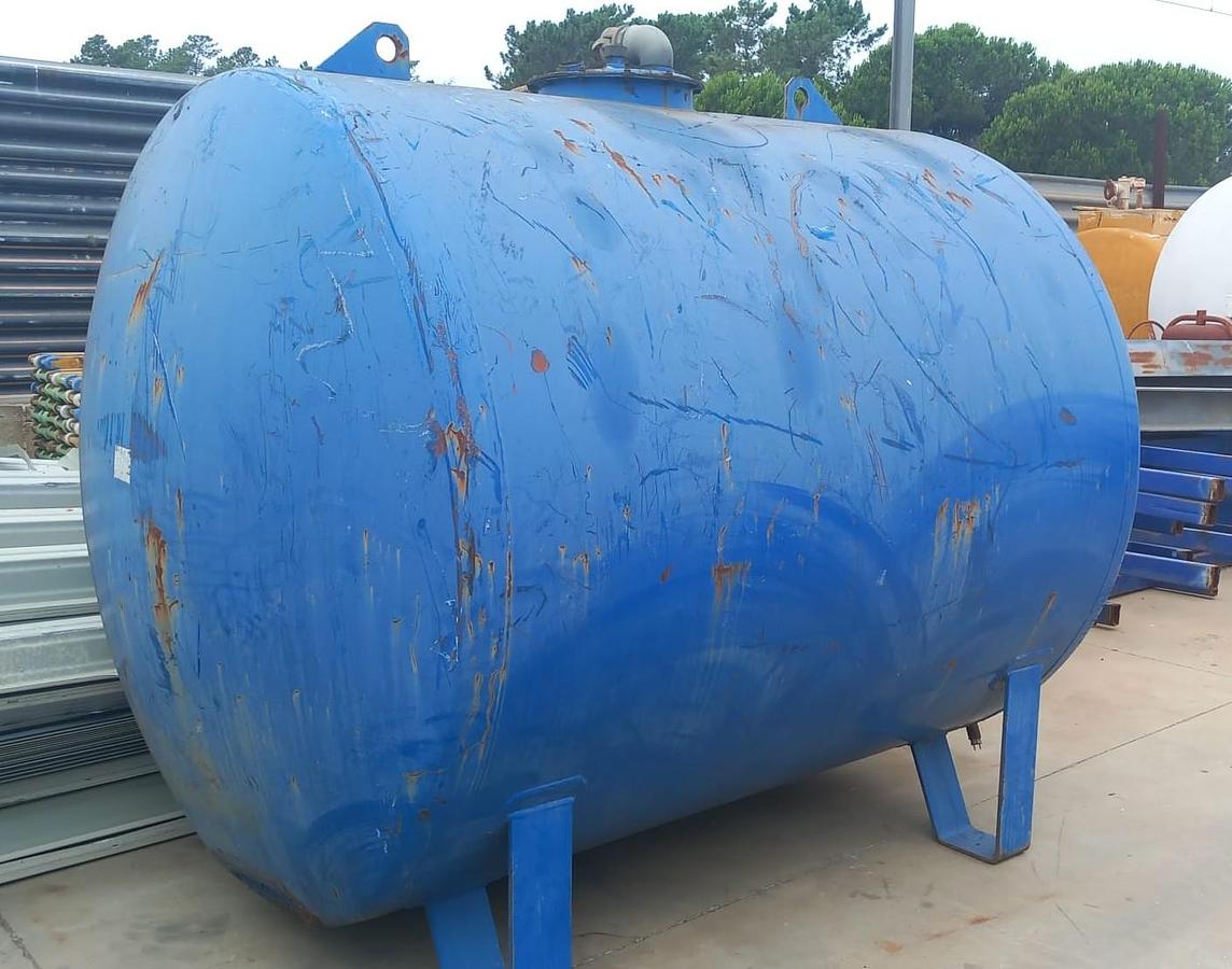 Used Depósito de combustível de 10 mil litros com bomba