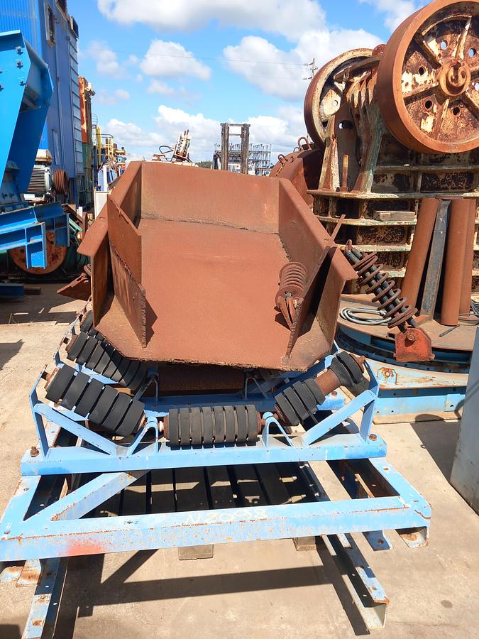 Used Mesa vibratória com tapete de saida