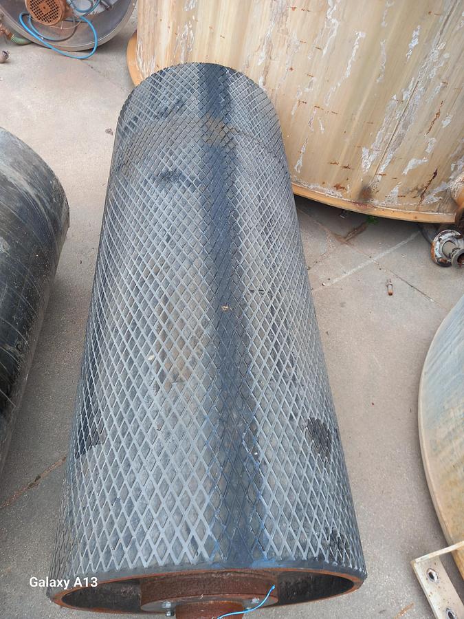 Used Tambor de acionamento com banda de rodagem ranhurada 630 x 1600