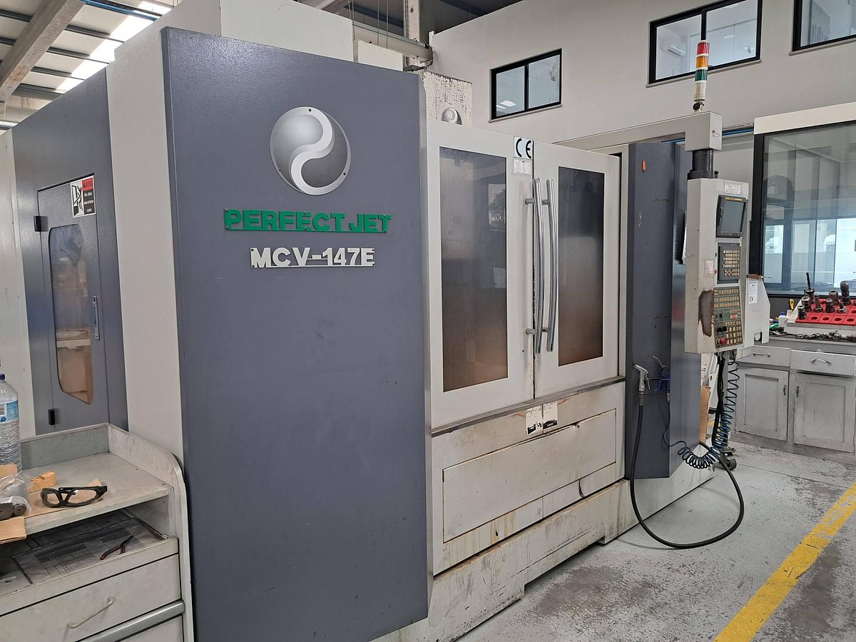 Used 2008 Centro de maquinação MCV Z-147E