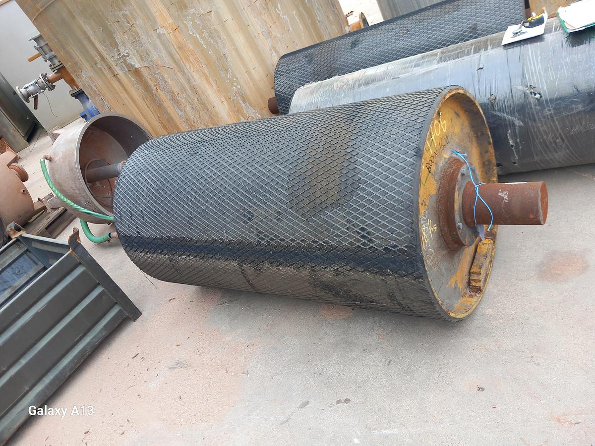 Used Tambor de acionamento com banda de rodagem ranhurada 800 x 1600