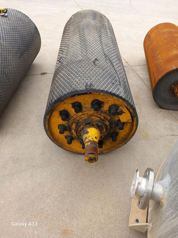 Used Tambor de acionamento com banda de rodagem ranhurada 630 x 1600