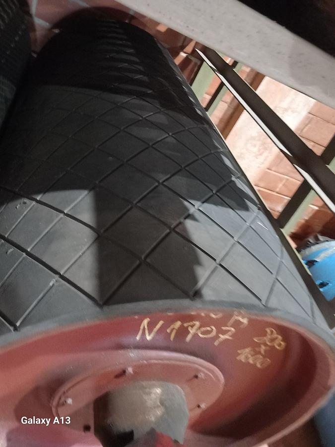 Used Tambor de acionamento com banda de rodagem ranhurada 800 x 1600