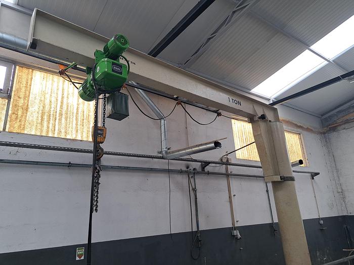 Usado Pórtico de bandeira com guincho STAHL de 1 ton