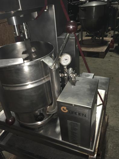 Used GROEN TDB/7-20 ELEC. TILTING STEAM KETTLE LAB MIXER TWIN AGITATION CAPABLE on STAINLESS STEEL STAND w/ PULL OUT PERFORATED POURING SHELF !