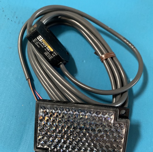Used Omron Photoelectric Switch E3V3-R61