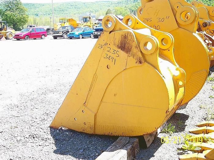 Used 24" BUCKET USED, 3.5" PINS, 15.25" BETWEEN EARS, 21" SPREAD.