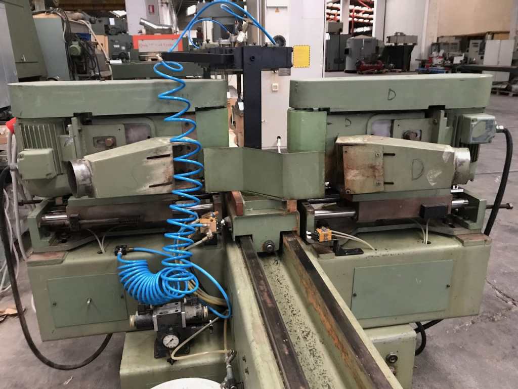 Used Sagomatrice bialbero marca Balestrini