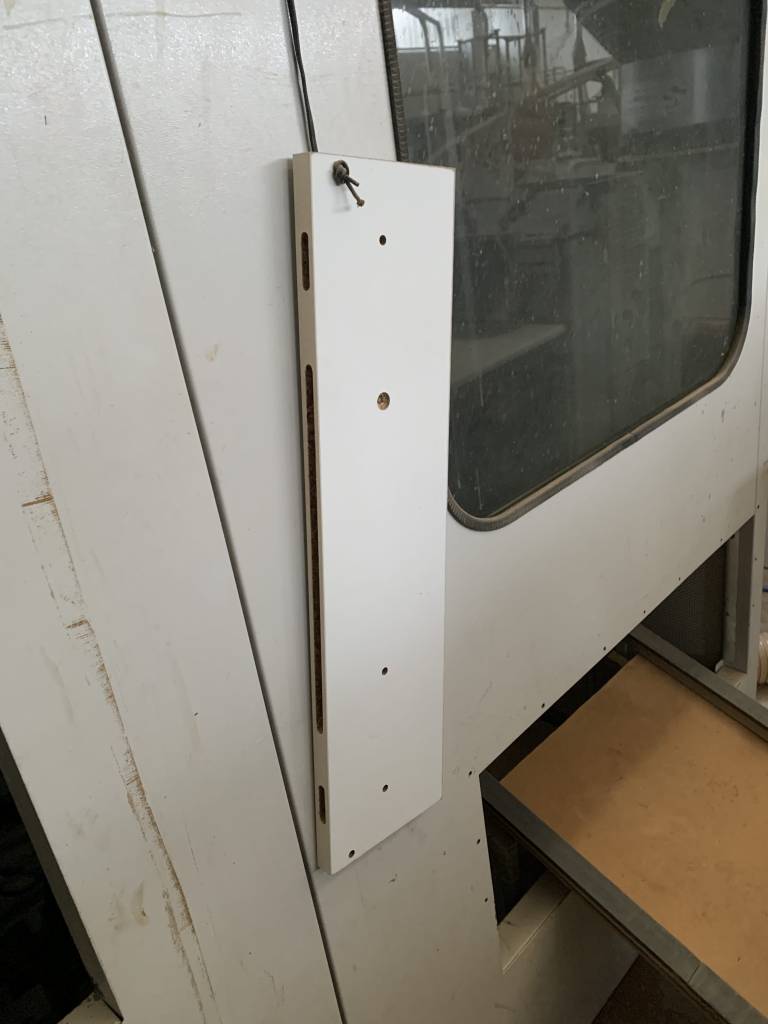 Ricondizionato Mortasatrice automatica Comec, con caricatore, per elementi di lettini per bambini