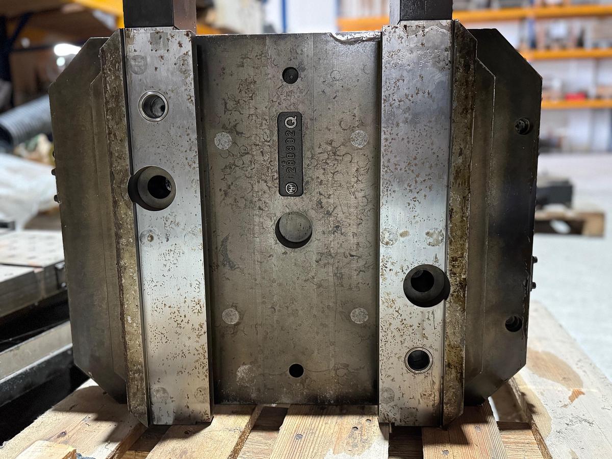 Gebraucht 2 Stück gebrauchte HÜLLER HILLE NBH 170 Paletten