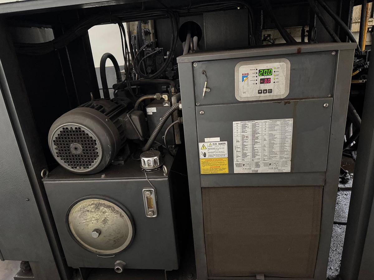 Gebraucht Vertikal-Bearbeitungszentrum KAOMING KMC-2000SV