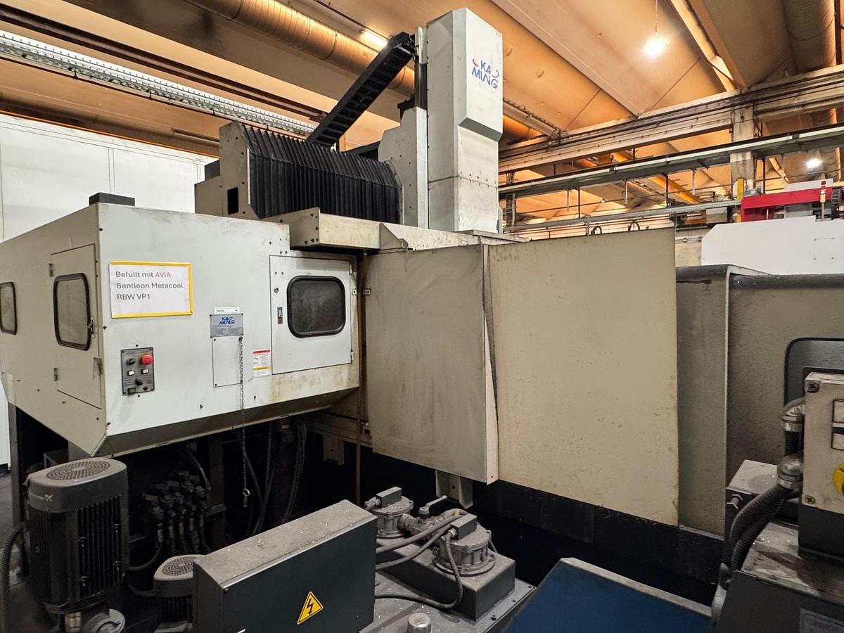 Gebraucht Vertikal-Bearbeitungszentrum KAOMING KMC-2000SV