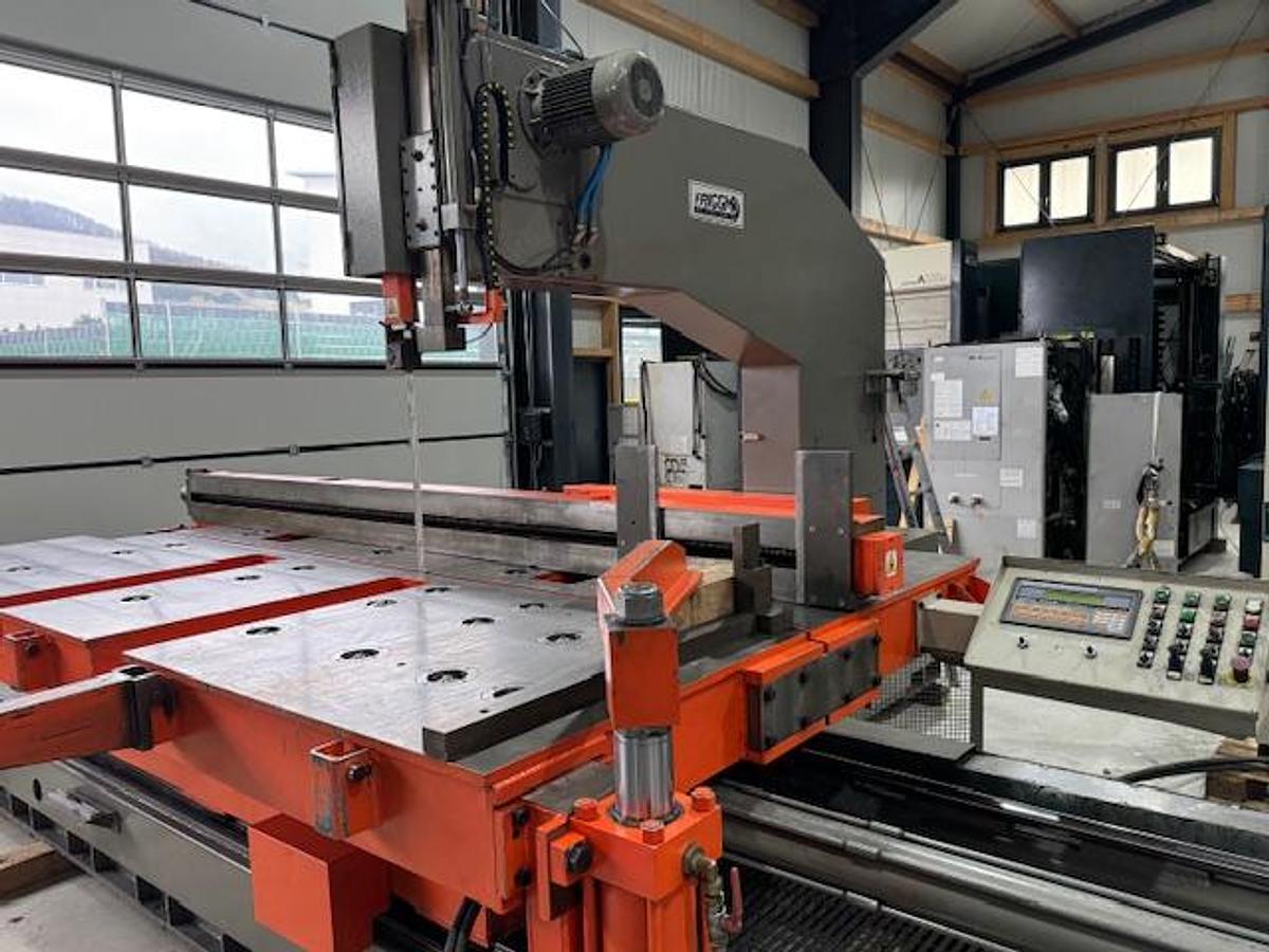 Gebraucht Vollautomatische Horizontal-Metallbandsäge für Großprofile  FRIGGI NF VTS 3000 × 1500 × 800