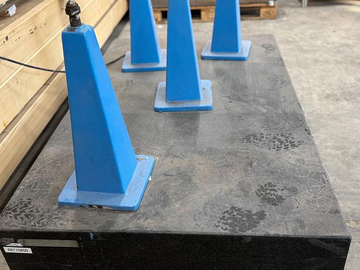 Gebraucht Granitplatte mit Gebrauchsspuren