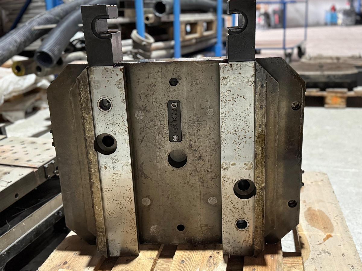 Gebraucht 2 Stück gebrauchte HÜLLER HILLE NBH 170 Paletten