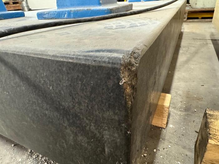 Gebraucht Granitplatte mit Gebrauchsspuren