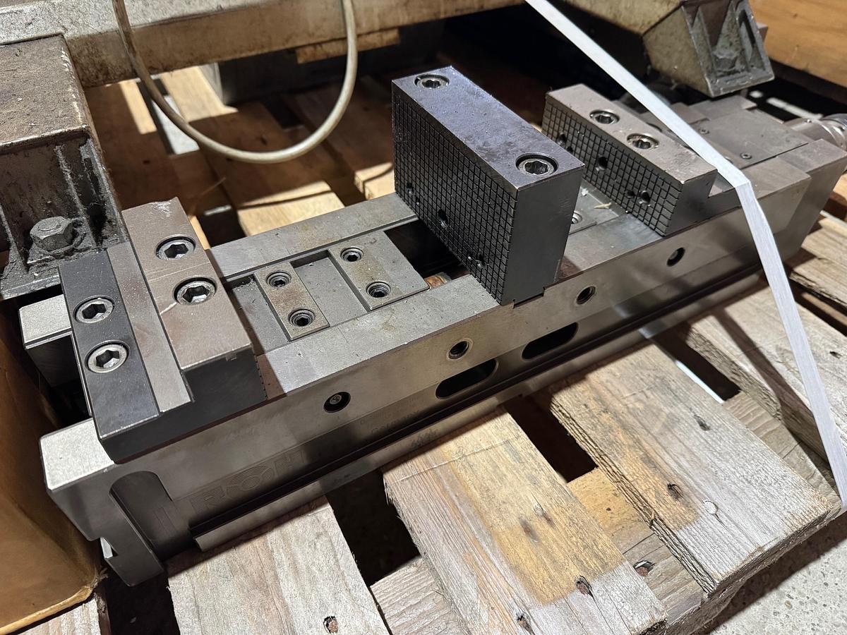 Gebraucht 3 Stück hydraulische Maschinenschraubstöcke DEUXMILL