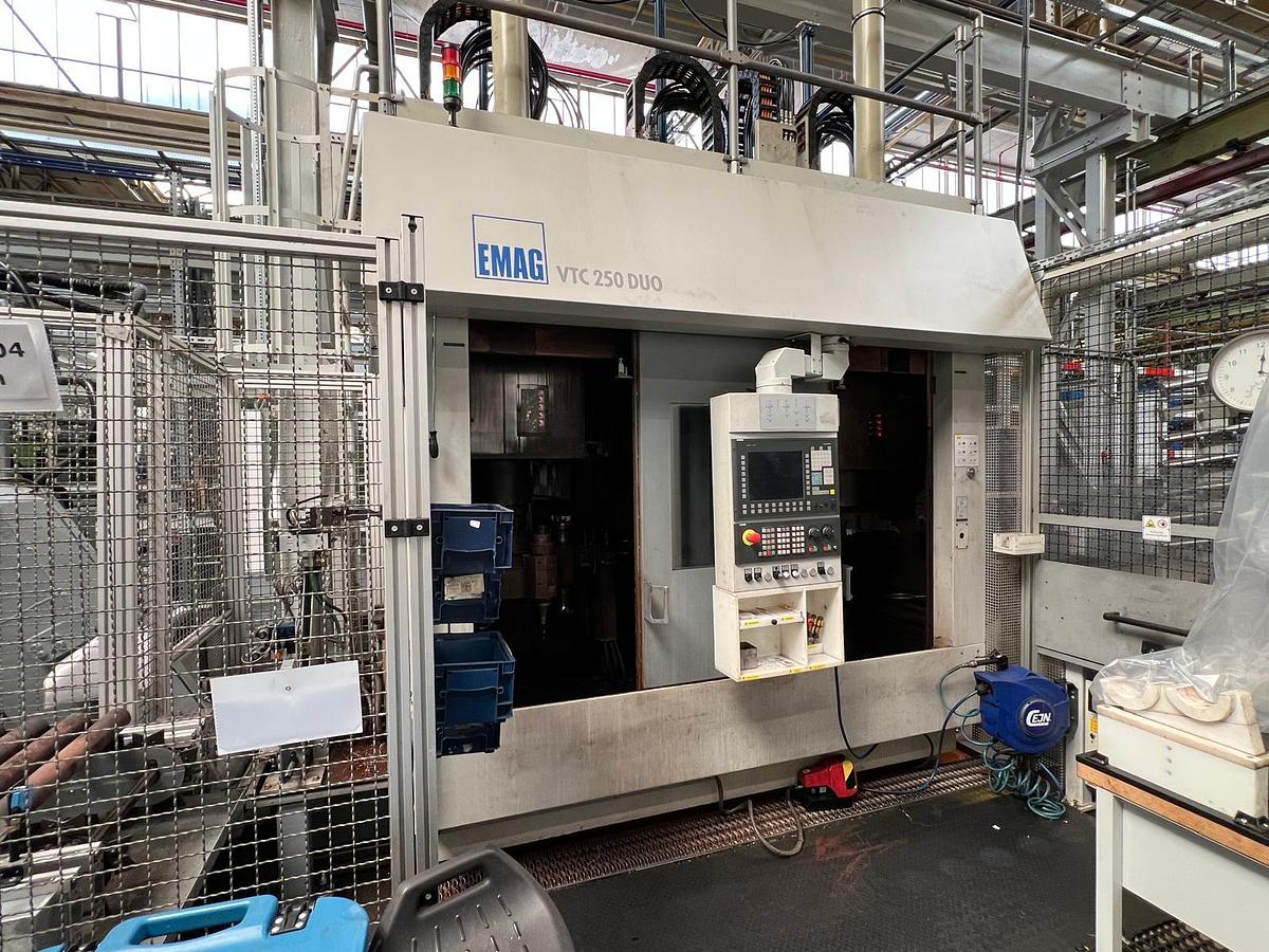 Gebraucht CNC-Wellenbearbeitungszentrum Vertikaldrehmaschine EMAG VTC 250 DUO