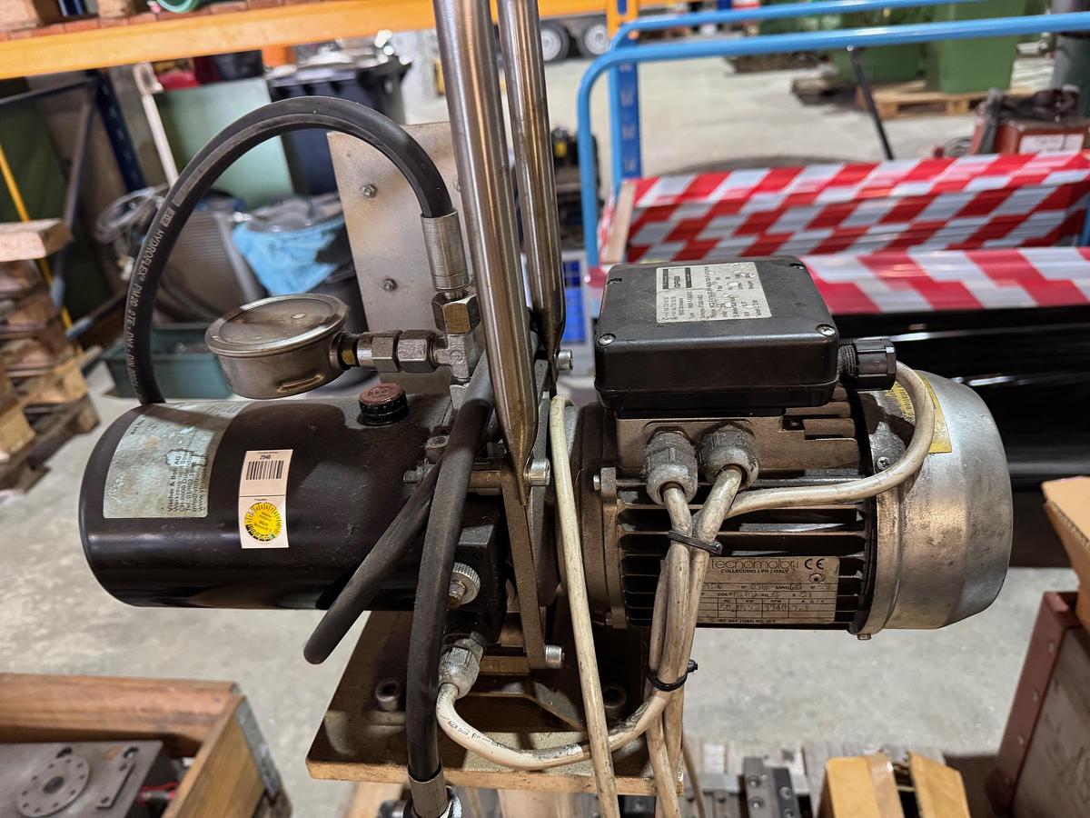 Gebraucht 3 Stück hydraulische Maschinenschraubstöcke DEUXMILL