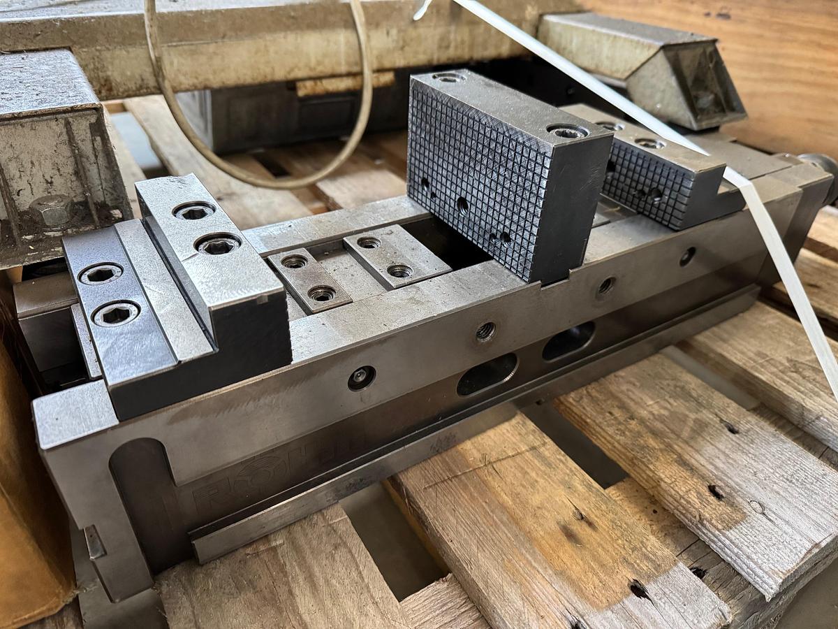 Gebraucht 3 Stück hydraulische Maschinenschraubstöcke DEUXMILL