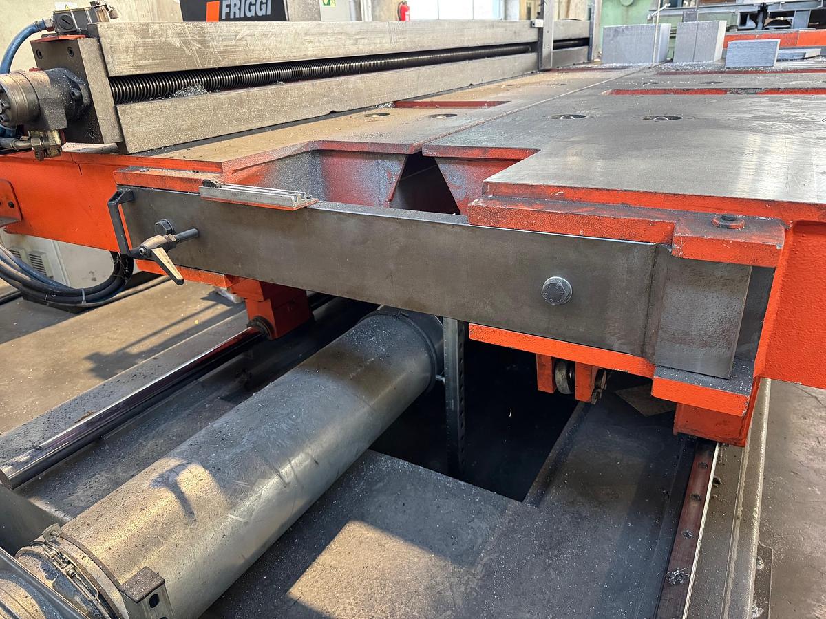 Gebraucht Vollautomatische Horizontal-Metallbandsäge für Großprofile  FRIGGI NF VTS 3000 × 1500 × 800