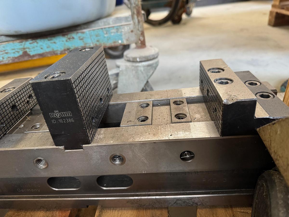 Gebraucht 3 Stück hydraulische Maschinenschraubstöcke DEUXMILL