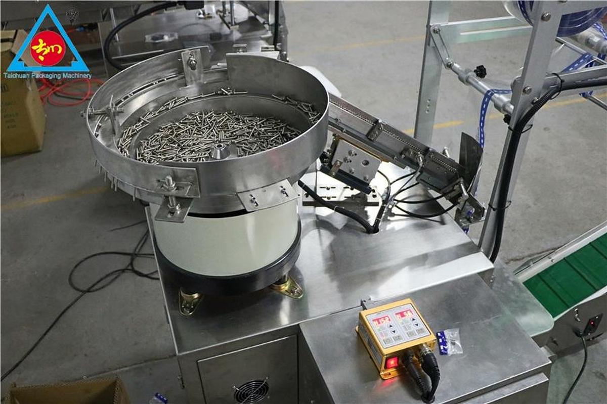 Screw packaging machine