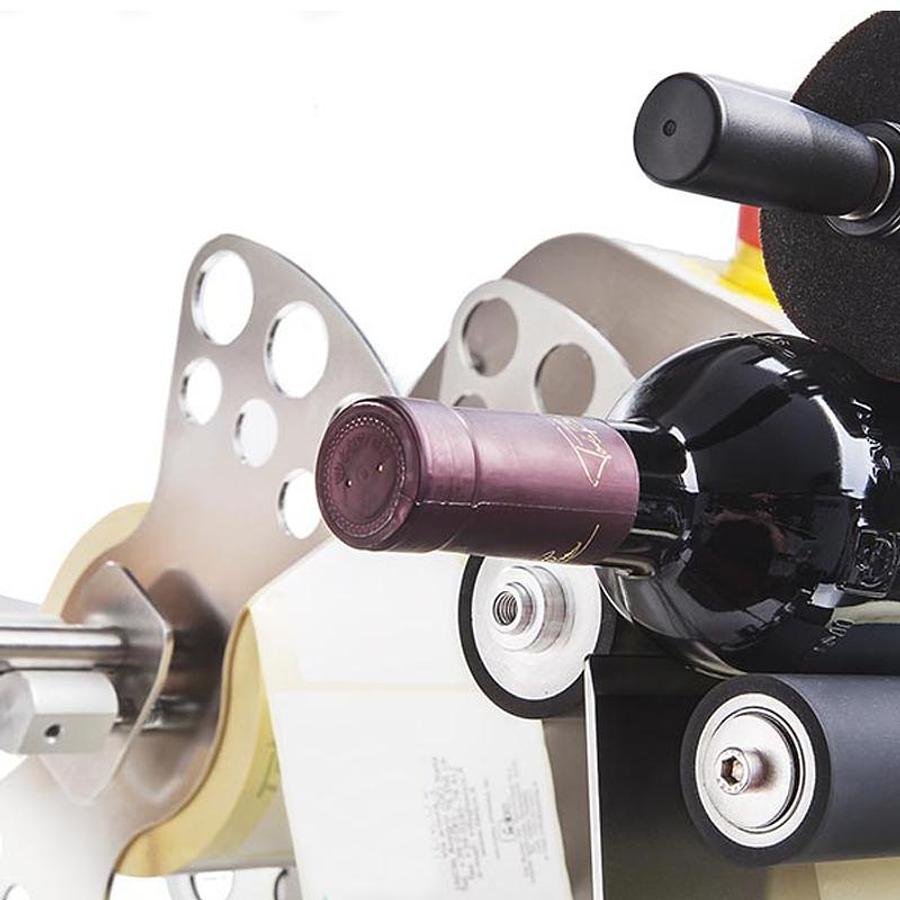 Semi-automatic labeling machine