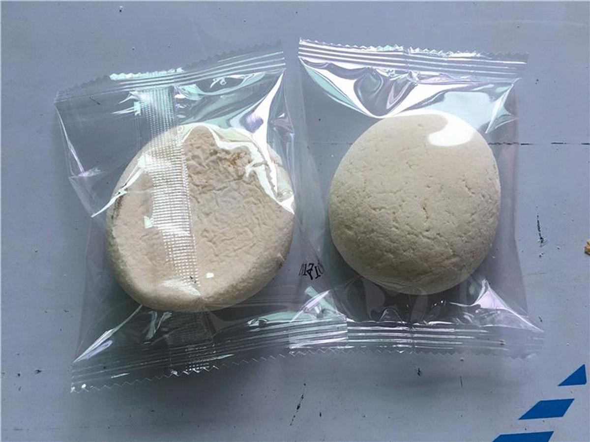 Bread packaging machine with tray