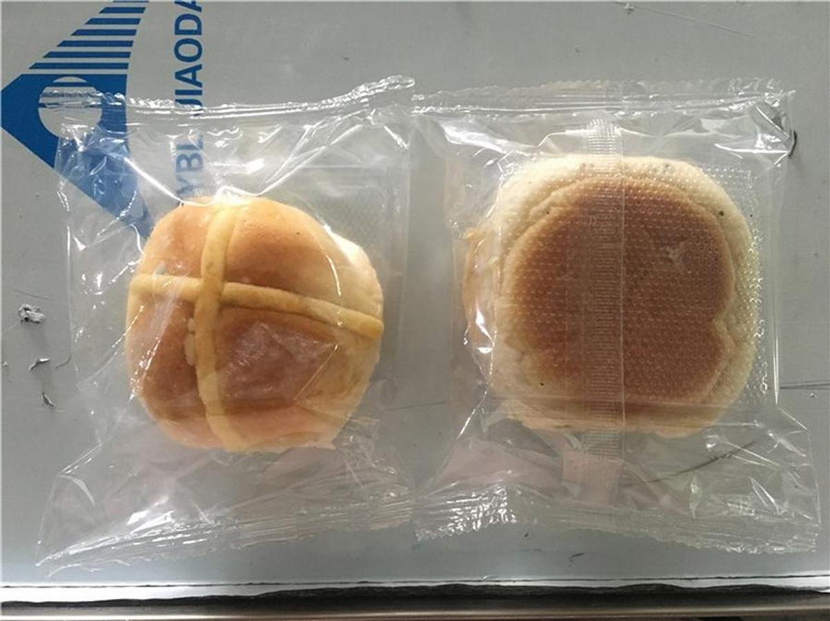 Bread packaging machine with tray