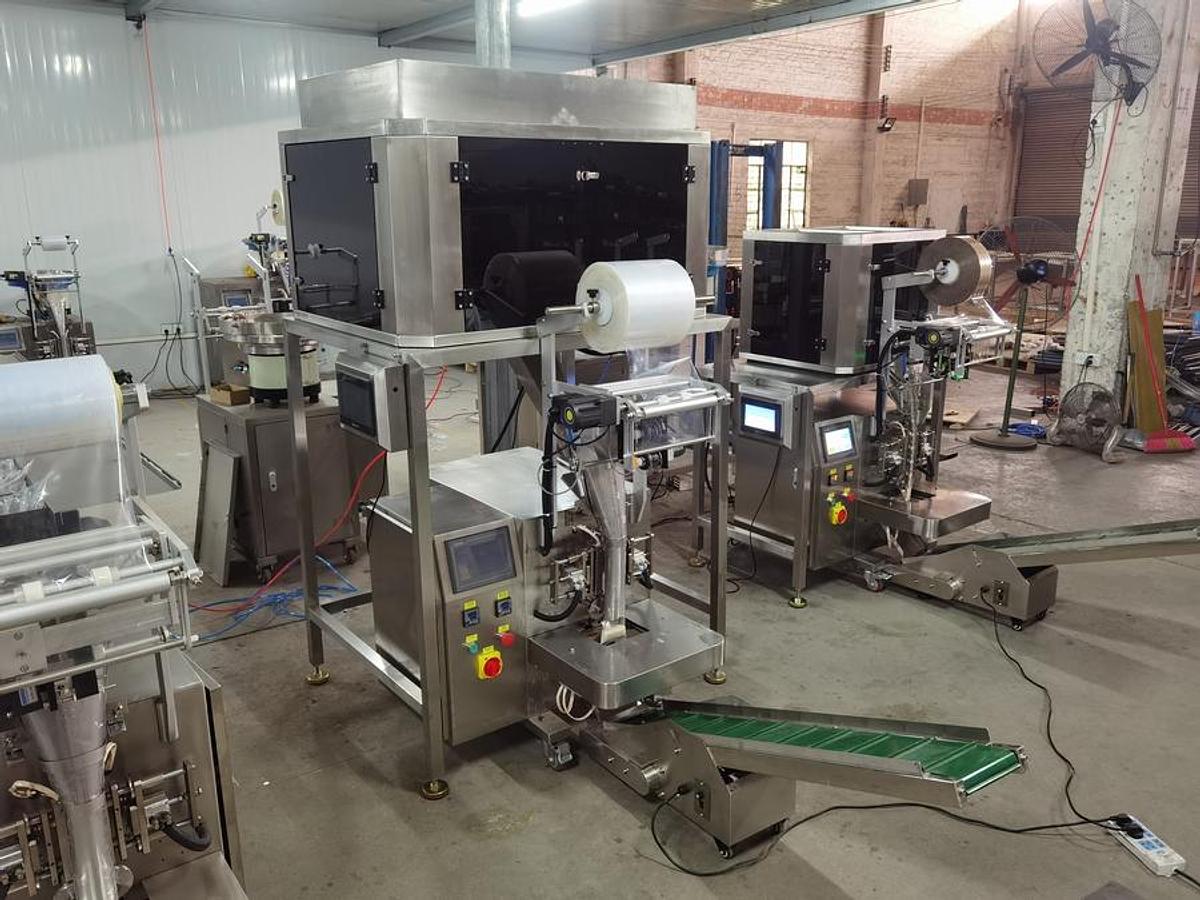 Bathroom accessories packaging machine