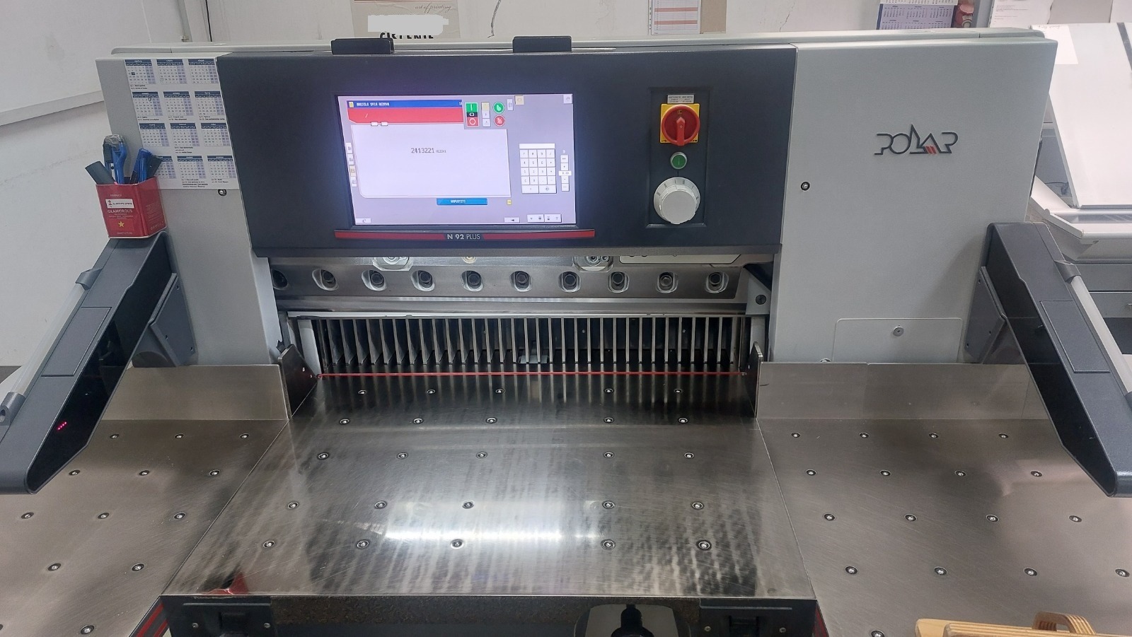 Used POLAR N 92 PLUS – Industrial Paper Guillotine, 920 mm Cutting Width, 920 mm Feeding Depth, 130 mm Maximum Loading Height, 45 Knife Cycles/Minute, 2.4 Million Cuts, Professional Paper Cutting Machine