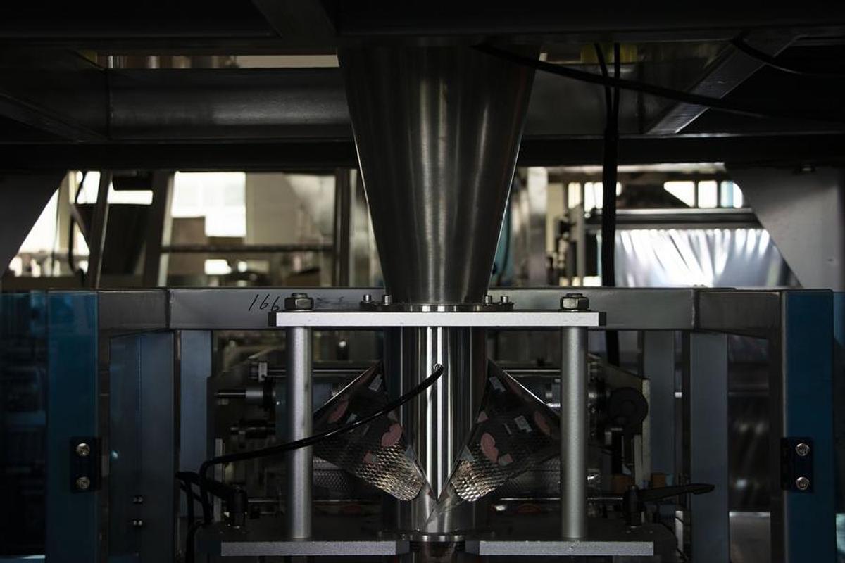 Yellow peach dried fruit packaging machine