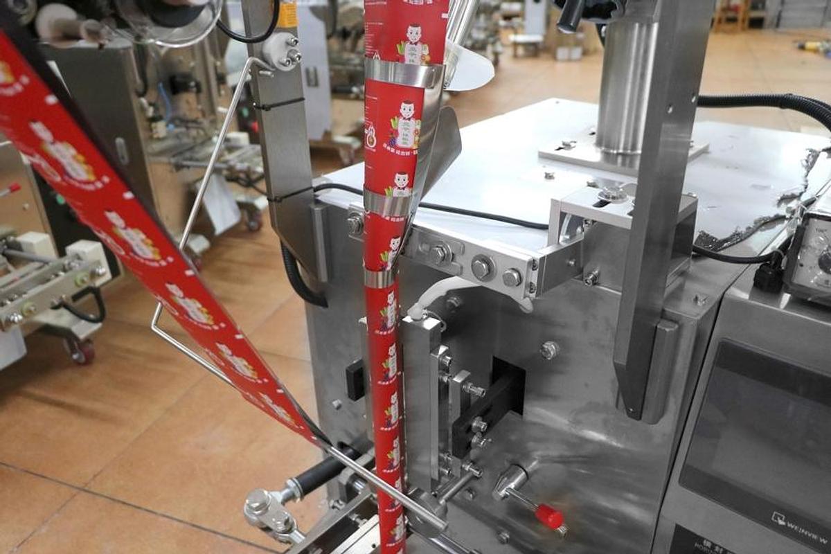 Insecticide powder packaging machine