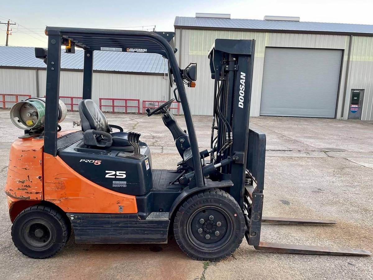 Used 2010 Doosan G25E-5