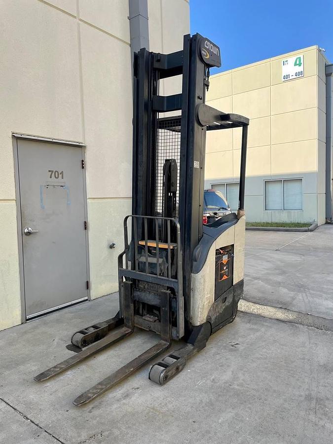 Used 2014 Crown RR5725-35